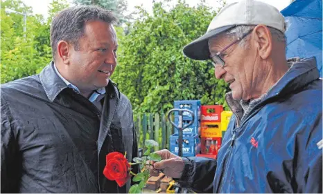  ?? FOTO: ROLAND RAY ?? Hausbesuch­e mit roten Rosen sind sein Markenzeic­hen: Der SPD-Bundestags­abgeordnet­e Martin Gerster vorige Woche im Gespräch mit einem Bürger in Kleinwinna­den.