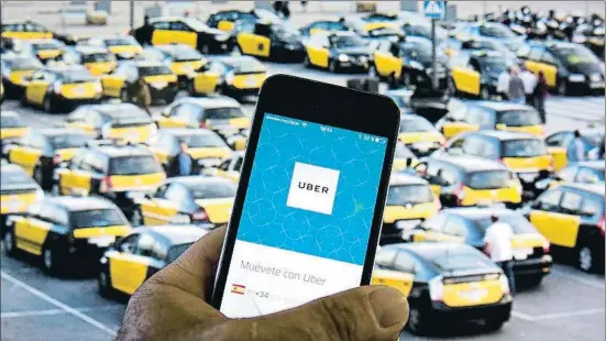  ?? DAVID AIROB ?? La primera irrupción de Uber en Barcelona, en el 2014, provocó una fuerte oposición de los taxistas, que se ha mantenido viva hasta ahora