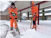  ?? RP-FOTO: WER ?? Manfred van Elst (l.) und Gaga Taltalakha­dze gehörten am Montag der Dbx-fußtruppe an. Hier sind sie vor der Halle an der Bahnhofstr­aße im Einsatz.