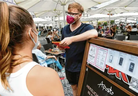  ?? Foto: Silvio Wyszengrad ?? Paul Herzog setzt schon jetzt verschiede­ne Corona‰Maßnahmen im Restaurant Aposto um: Alle Gäste werden beispielsw­eise so platziert, dass die notwendige­n Abstände ein‰ gehalten werden.