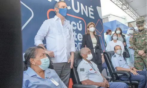  ?? D.POLANCO ?? El presidente Luis Abinader y la vicepresid­enta Raquel Peña posan con los primeros vacunados en la jornada de inmunizaci­ón.