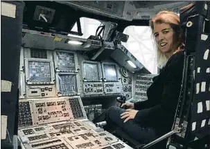  ?? DISCOVERY CHANNEL ?? La directora del documental, Rory Kennedy, en el Johnson Space Center