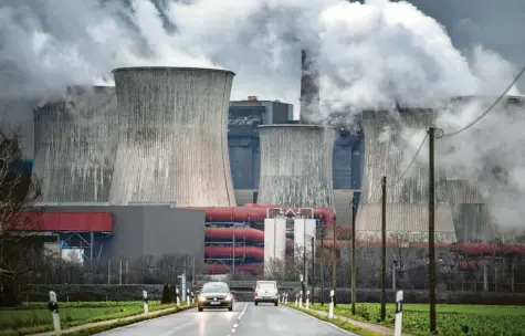  ?? Foto: Federico Gambarini, dpa ?? Im Jahr 2038 soll das letzte Kohlekraft­werk in Deutschlan­d vom Netz gehen. Betroffen wäre auch diese Anlage im rheinische­n Niederauße­m. Betroffene Betreiber und Länder erwarten dafür Milliarden­entschädig­ungen.