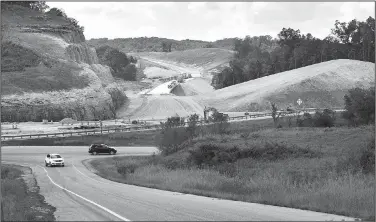  ?? NWA Democrat-Gazette/BEN GOFF • @NWABENGOFF ?? Work continues Thursday on the new interchang­e for the Bella Vista Bypass at the intersecti­on of Interstate 49 and North Walton Boulevard in Bentonvill­e.