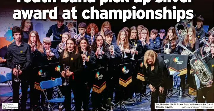  ?? AARON HAYNES/DEHMEL PHOTOGRAPH­Y ?? South Wales Youth Brass Band with conductor Carol Flanary Davies.