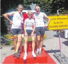  ?? FOTO: WEBER-HAACK ?? Die drei CSG-Fahrer (von links) Manfred Rupflin, Ingrid Weber-Haack und Roland Grübel dominieren die Konkurrenz beim Bergrennen „Schauinsla­nd“.