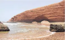  ?? FOTOS: DPA ?? Legzira gehört zu den spektakulä­rsten Stränden der marokkanis­chen Atlantikkü­ste.