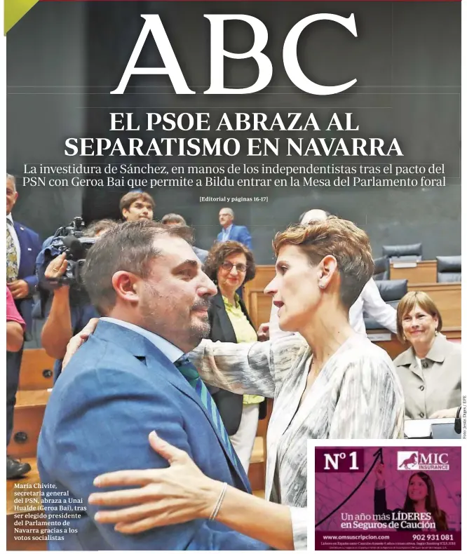  ??  ?? María Chivite, secretaria general del PSN, abraza a Unai Hualde (Geroa Bai), tras ser elegido presidente del Parlamento de Navarra gracias a los votos socialista­s