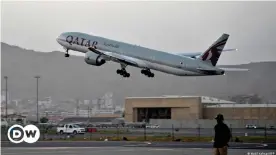  ??  ?? Despegue del vuelo de Qatar Airways, el primero civil desde la toma de Kabul por los talibanes.