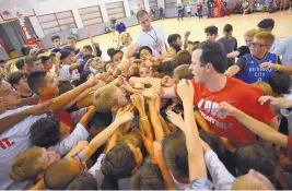  ?? ADOLPHE PIERRE-LOUIS/JOURNAL ?? UNM basketball coach Paul Weir, right, huddles with kids at his camp on Monday.