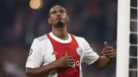  ?? FOTO: KENZO TRIBOUILLA­RD/LEHTIKUVA-AFP ?? ■
Sebastien Haller och Ajax flyger fram.