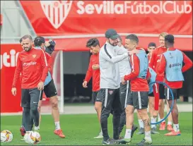 ?? FOTO: EFE ?? Pablo Machín conversa con Roque Mesa durante el entrenamie­nto de ayer del Sevilla