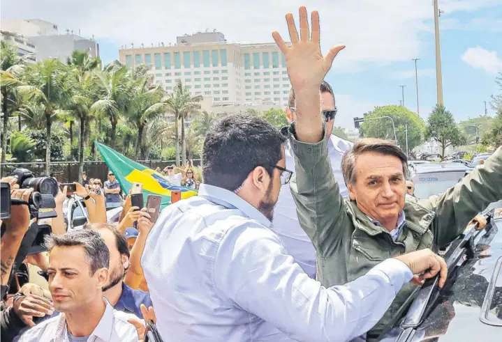  ??  ?? ► Jair Bolsonaro ayer en la mañana, durante su votación en Río de Janeiro, estado en el que obtuvo el 68% de los votos.