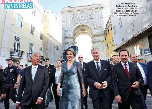  ??  ?? Os reis Mathilde e Philippe da Bélgica a passear pela baixa de Lisboa, ladeados por Marcelo Rebelo de Sousae Fernando Medina.