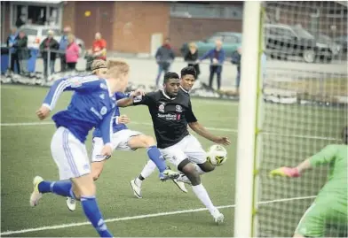  ?? BEGGE FOTO: PÅL LUNDSHOLT ?? GOD: Olivier Occéan leverte og vel så det i seriepremi­eren mot Madla.