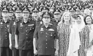  ?? — Gambar Bernama ?? PERBARISAN: Omar (tengah) bersama anggota Polis Kota Kinabalu sempena Upacara Perbarisan dan Amanat Pesurujaya Polis Sabah di Ibu Pejabat Polis Kepayan semalam.
