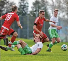  ?? Foto: Andreas Lode ?? Steffen Feil vom TSV Offingen zieht hier an Horgaus Philipp Mayer (am Boden) vor bei. Doch Tore erzielten auch die Gäste nicht.