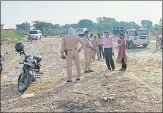  ?? HT ?? Officials inspecting the Rautapur ghat in Buxar (Unnao) where 175 graves were found on the islet in the middle of the river.