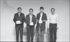  ?? PHOTOS BY HAN CHENGFENG / FOR CHINA DAILY ?? From top: Kunshan Mayor Zhou Xudong ( left) accepts donations from Xiamen Gezai Opera Research Center; Wang Yang, deputy mayor of Suzhou ( first right) with the staff from the National Peking Opera Company.