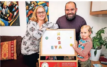  ?? RP-FOTO: HANS-JÜRGEN BAUER ?? Michail Knauel (hier mit seiner Frau Bettina Meisberger und Tochter Eva) sagt: „Es fehlen zu viele Betreuungs­plätze. Wir können die Lösung des Problems nicht noch zehn Jahre vor uns herschiebe­n.“