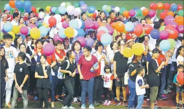  ??  ?? Members of Trinity Methodist Church armed with colourful balloons. — Photos by Mohd Rais Sanusi