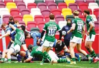  ??  ?? Photo finish: Jack Walker scores Bath’s final try