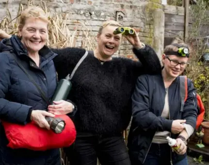  ?? FOTO WIM HENDRIX ?? Drie van de vier deelnemers: Sonja Jacquet, Ira Dierickx en Mieke Van Laer. “Ik hoop dat ik bovenop de berg achterom kan kijken en de donkerste periode uit mijn leven kan afsluiten.”