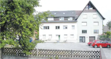  ?? FOTO: BETTINA MUSCH ?? Links versetzt vor der bestehende­n Bebauung soll das neue Mehrfamili­enhaus in der Ortsmitte von Schlier stehen.