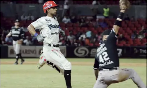  ?? FOTO: CORTESÍA CLUB VENADOS ?? Randy Romero llega quieto a la primera base por Venados.