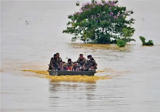  ?? Biju Boro/afp ?? Het Indiase leger evacueert bewoners uit het ondergelop­en gebied waar ze wonen, in de provincie Assam.