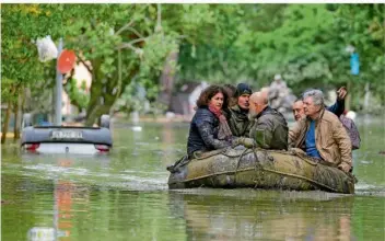  ?? FOTO: BRUNO/DPA ?? Im überschwem­mten Faenza mussten Menschen mit Schlauchbo­oten aus ihren Häusern evakuiert werden.