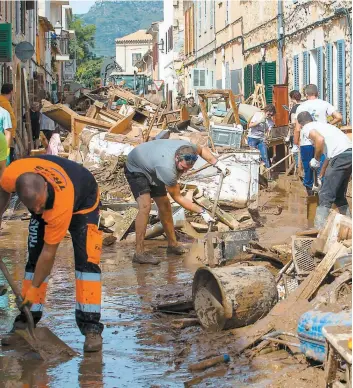  ??  ?? Dans le village de Sant Llorenç des Cardassar, le plus touché de l’archipel, environ 900 personnes sont mobilisées pour les recherches et pour le nettoyage.