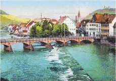  ??  ?? Auf diesem Bild, das angesichts der Bebauung um 1905 entstanden sein müsste, ist die damals dort stehende Holzbrücke zu sehen. Das Wasser, hier deutlich zu erkennen, wurde damals auf der Westseite der Brücke mit einem Überlaufwe­hr aufgestaut.