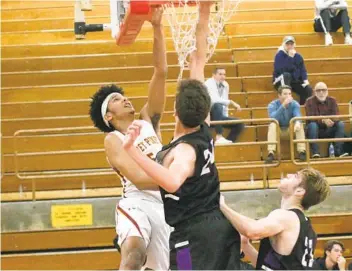  ?? KEN GROSSE ?? Torrey Pines High point guard Chris Howell (left) has chose to accept a scholarshi­p from Saint Mary’s.