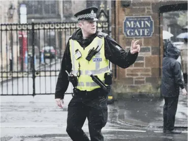  ?? PICTURE: JOHN DEVLIN ?? 0 University of Glasgow buildings were evacuated due to a suspect package