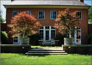  ?? Nick McCullough ?? Horticultu­rist Nick McCullough used 42-inch-wide oak planters for a client’s Japanese maples: a pair of the upright purple-leaf variety Bloodgood.