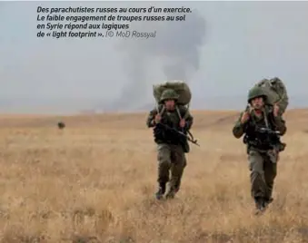  ??  ?? Des parachutis­tes russes au cours d’un exercice. Le faible engagement de troupes russes au sol en Syrie répond aux logiques de « light footprint ». (© MOD Rossya)