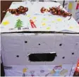  ?? Foto: Collisi ?? Die Kinder bemalten ihre Kartons mit weihnachtl­ichen Bildern.