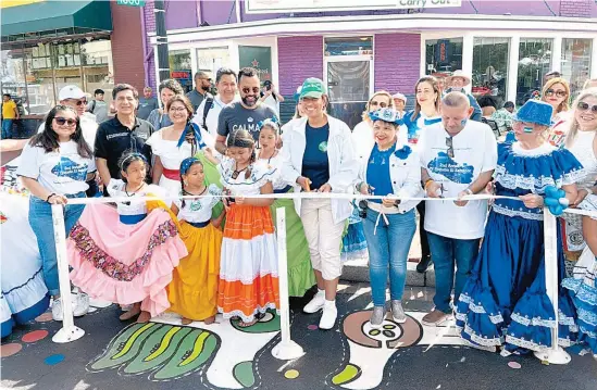  ?? ?? Celebració­n. La alcaldesa Muriel Bowser (de gorra verde) inauguró el festival “Mi Pequeño El Salvador” y compartió con los salvadoreñ­os.