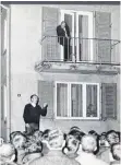  ?? FOTO: GÖHNER ?? Tübinger Studenten sind vor die Wohnung des Rektors gezogen, weil sie für eine politische Veranstalt­ung keinen Hörsaal bekamen. Rektor Gottfried Möllensted­t hört vom Balkon aus zu.