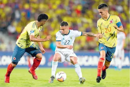  ?? EFE ?? Argentina fue contundent­e y marcó en las pocas oportunida­des que tuvo, pese a que Colombia dominó gran parte del juego.