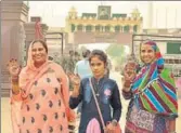  ?? SAMEER SEHGAL/HT ?? Pakistani sisters Mumtaz (right), Fatima (left) and her 11yrold daughter Hena (centre) before crossing over to Pakistan at the AttariWaga­h border on Thursday.