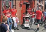  ??  ?? Los aficionado­s del Liverpool tomaron las calles de la ciudad anoche y hoy durante todo el día con camisetas, bufandas y cánticos de celebració­n por el título de la Premier.