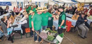  ??  ?? Einmarsch der Vereine ins Festzelt: Das Asberger Oktoberfes­t wird an diesem Wochenende wieder beweisen, dass zünftige Wiesn’-Partys auch am Niederrhei­n möglich sind.