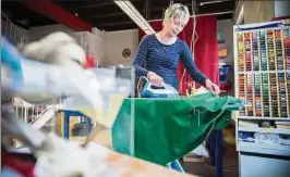  ??  ?? Anne Uwelius ist eine von acht Mitarbeite­rn des Dienstleis­tungszentr­ums „Familien- und Alltagshil­fen“der Lift ggmbh in Nordhausen. Foto: Marco Kneise