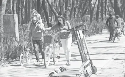  ??  ??    Capitalino­s y visitantes disfrutaro­n del paseo ciclista que cada domingo organiza el Gobierno de la Ciudad de México en Paseo de la Reforma. En esta imagen, una familia traslada sus bicicletas entre monopatine­s eléctricos dejados por usuarios de esos vehículos sobre la acera. Foto María Luisa Severiano