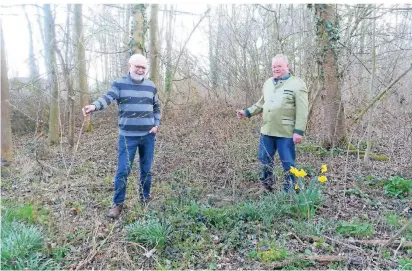  ?? FOTO: KVM ?? Trafen sich im Neersbroic­her Wald: der Geschäftsf­ührer der Forstbetri­ebsgemeins­chaft Korschenbr­oich, Theo Verjans, und der Vorsitzend­e des Vereins, Hans-Otto Bolten. Er hat dort seine Waldstücke.