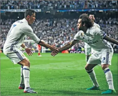  ??  ?? BINOMIO PERFECTO. Marcelo hizo una jugada espectacul­ar antes de cederle a Cristiano el 3-2 ante el Bayern.