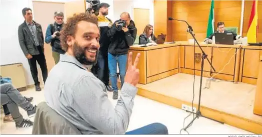  ?? MIGUEL ÁNGEL MOLINA / EFE ?? El médico Jesús Candel saluda antes de un juicio contra él celebrado en noviembre en el Juzgado de lo Penal 6 de Granada.