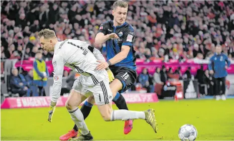  ?? FOTO: JAN HUEBNER/EDUARD MARTIN/IMAGO IMAGES ?? Der Moment vor dem 1:1: Bayern-Schlussman­n Manuel Neuer verliert den Zweikampf mit Paderborns Dennis Srbeny.